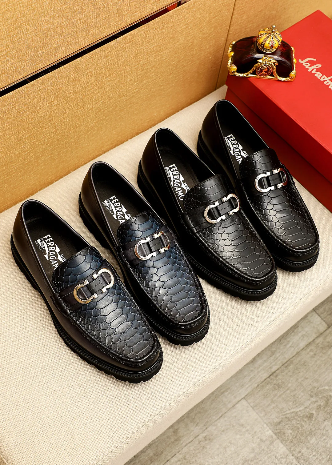 Men's shoes 💰560 💐 Product trademark: Ferragamo "Ferragamo" casual leather shoes Regular size: 38-44 (45.46🉑️customized) Product materials: Selected imported first-layer calfskin embossed upper + original hardware buckle, imported water-dyed cow leather lining. Strong three-dimensional visual effect, original outsole color: 2 colors available
